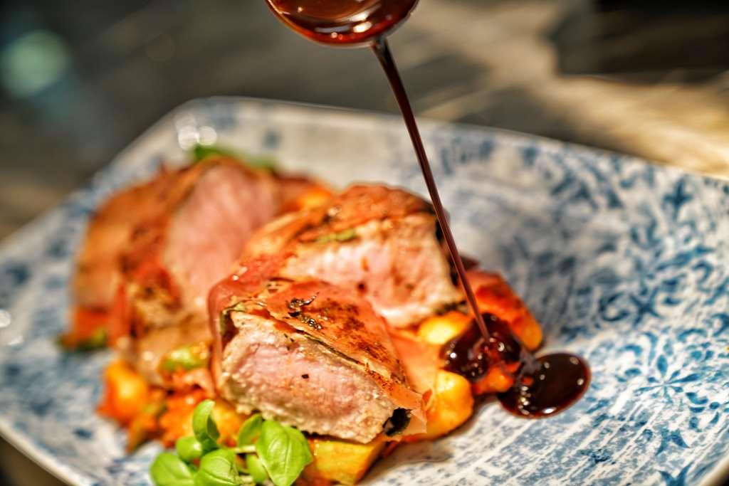 Vila Vita Rosenpark Marburg Exteriér fotografie A meat dish being drizzled with a sauce