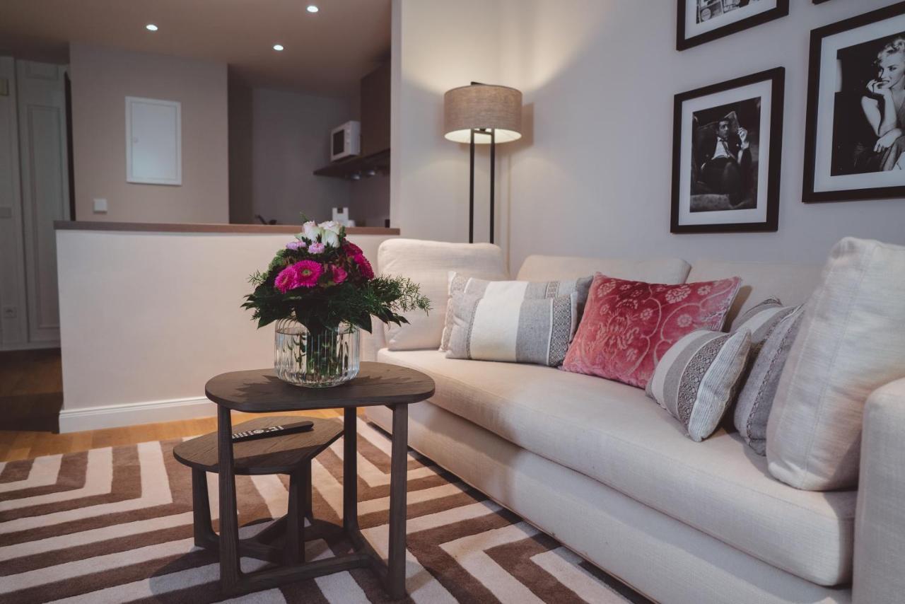 Vila Vita Rosenpark Marburg Exteriér fotografie A living room in a serviced apartment in London