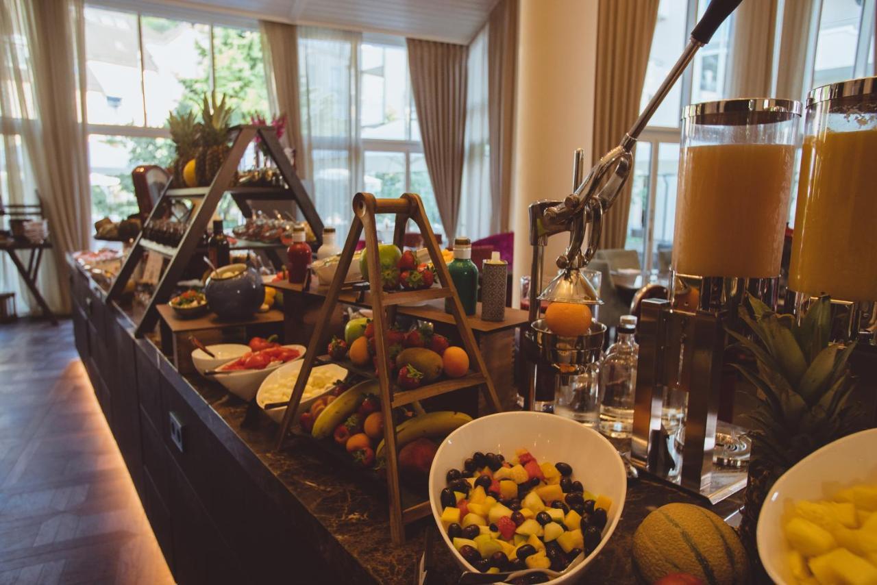 Vila Vita Rosenpark Marburg Exteriér fotografie A fruit salad at a buffet