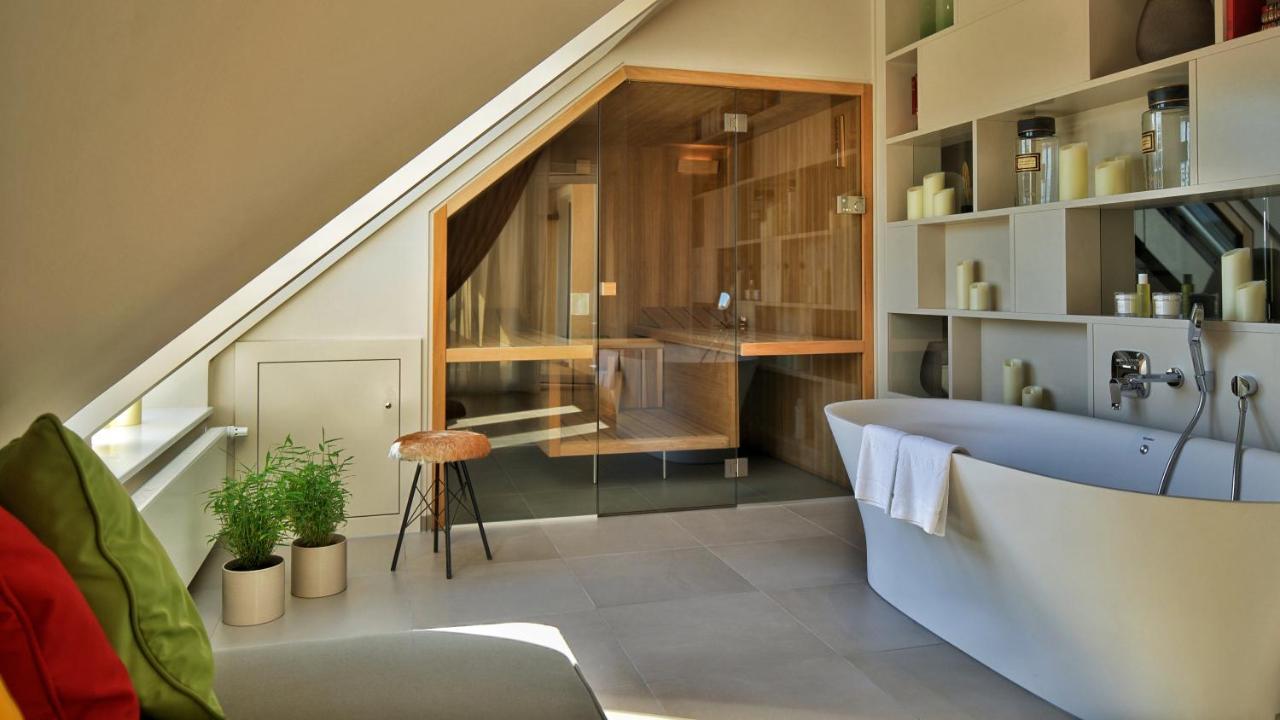 Vila Vita Rosenpark Marburg Exteriér fotografie A modern bathroom with a shower and a bathtub
