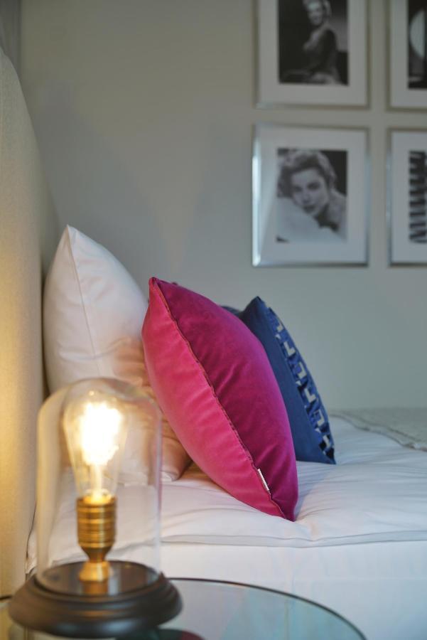 Vila Vita Rosenpark Marburg Exteriér fotografie Cushions on a bed
