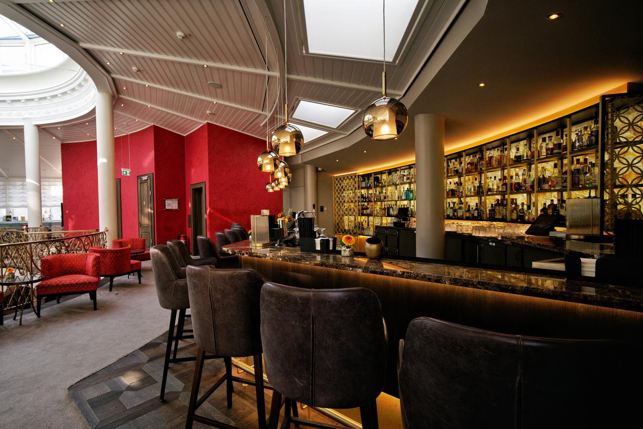 Vila Vita Rosenpark Marburg Exteriér fotografie The bar at the 100 Queen's Gate