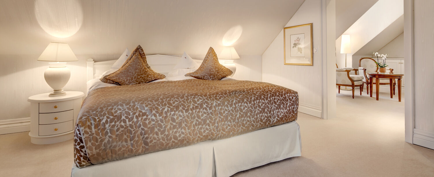 Vila Vita Rosenpark Marburg Exteriér fotografie A bed with a bed skirt
